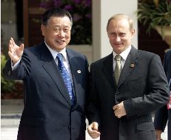 Mori chats with Russia's Putin